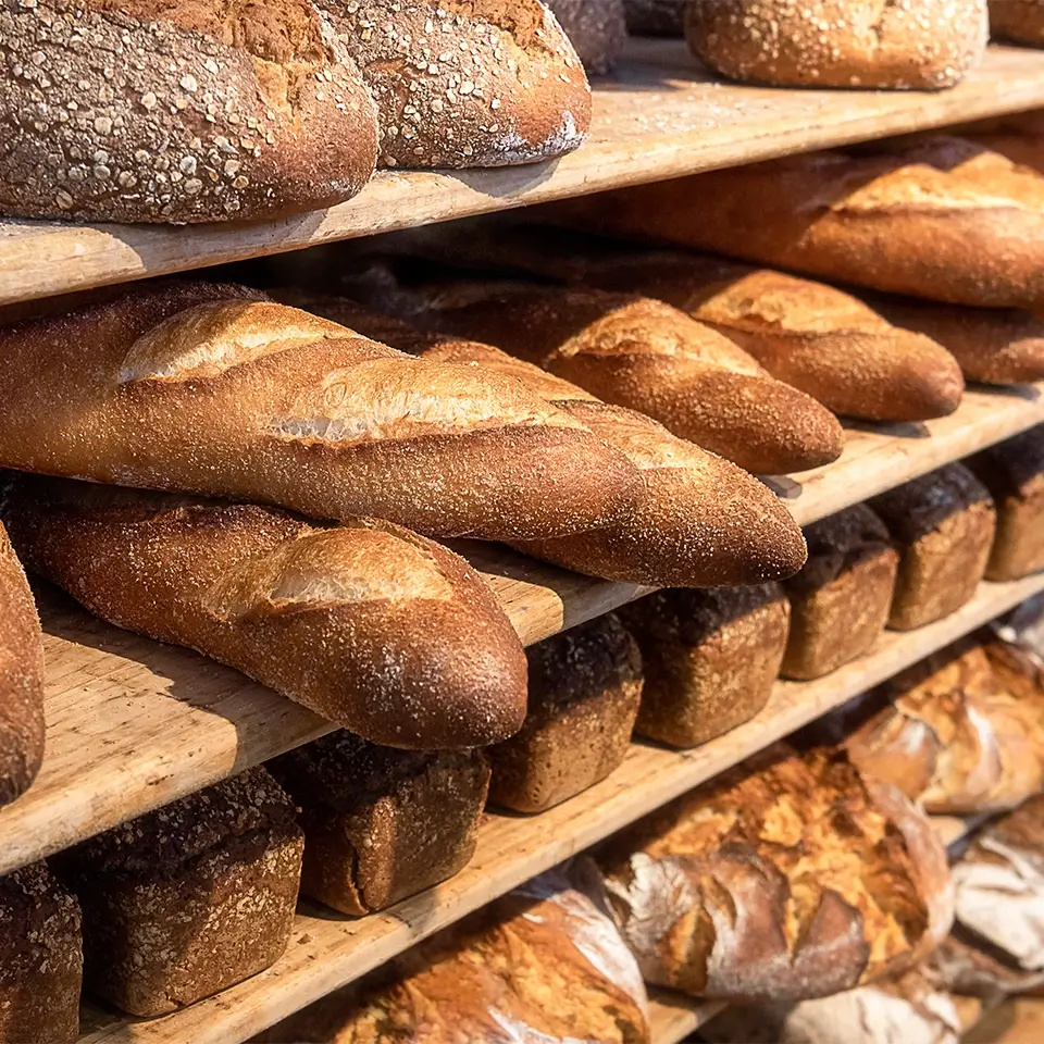 Frisches Brot auf einem Holzbrett