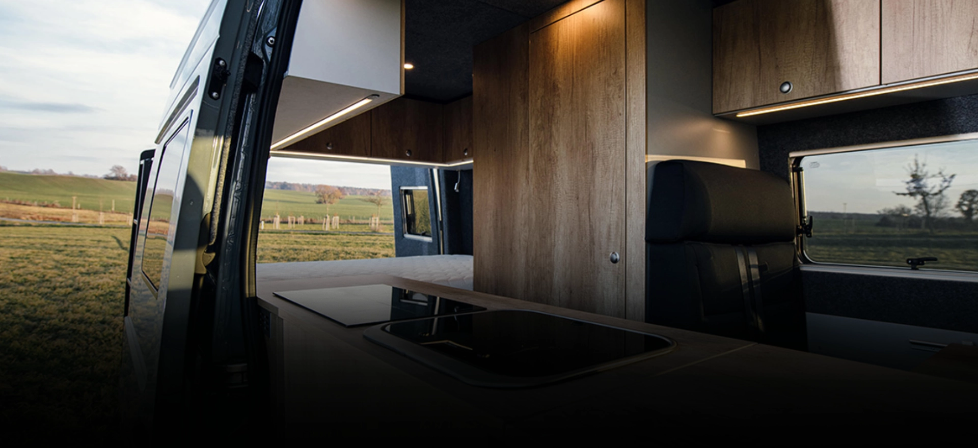 Ausgebauter Camper Innenraum mit Holzverkleidung und Küchenzeile