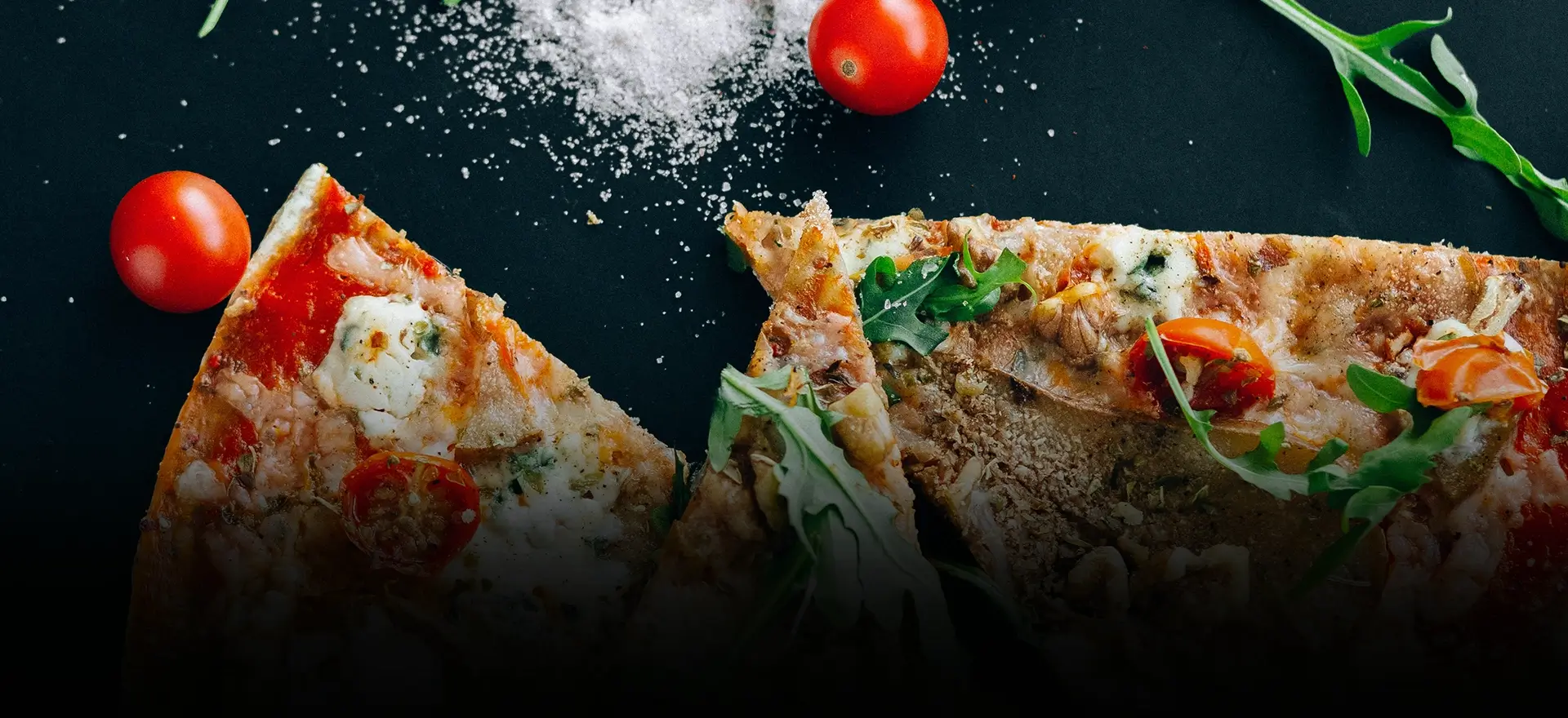 Frisch zubereitete Pizza mit Käse, Tomaten und Basilikum