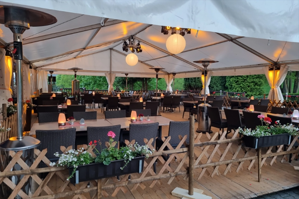 Blick in das Gartenrestaurant des Hotels Waldesruh