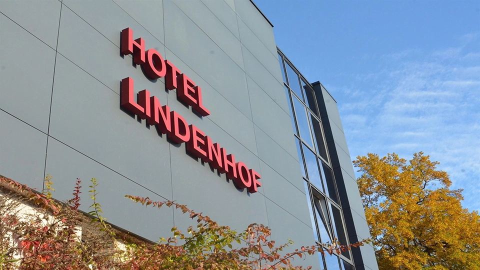Schriftzug „Hotel Lindenhof“ an der Fassade des Hotels
