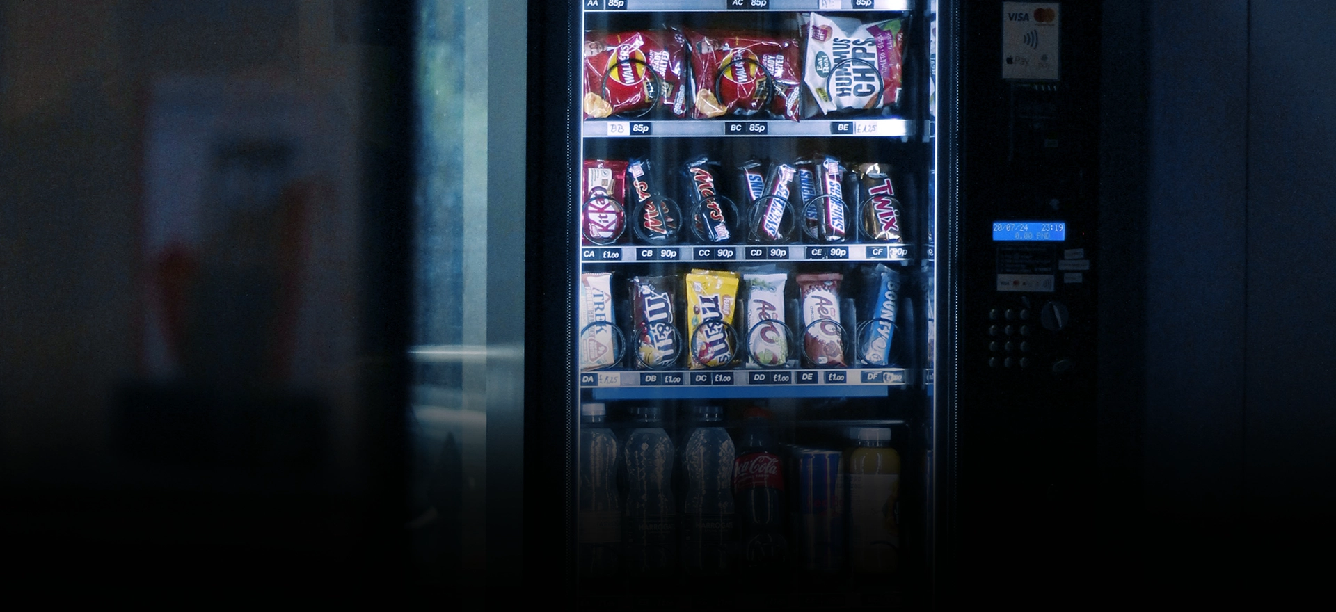 Automat mit Snacks gefüllt