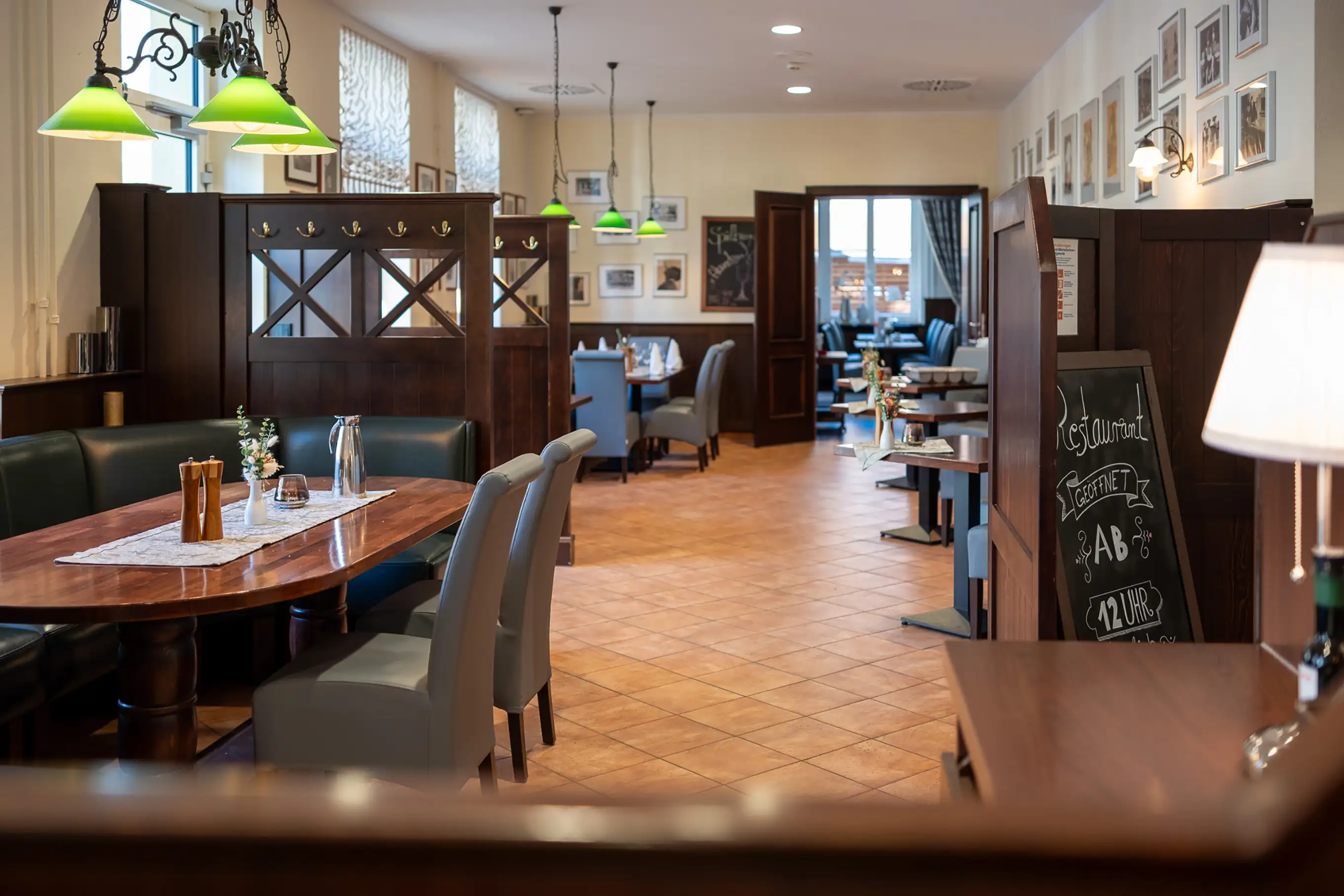 Innenansicht des Restaurants Tilia mit Bar und Gastbereich
