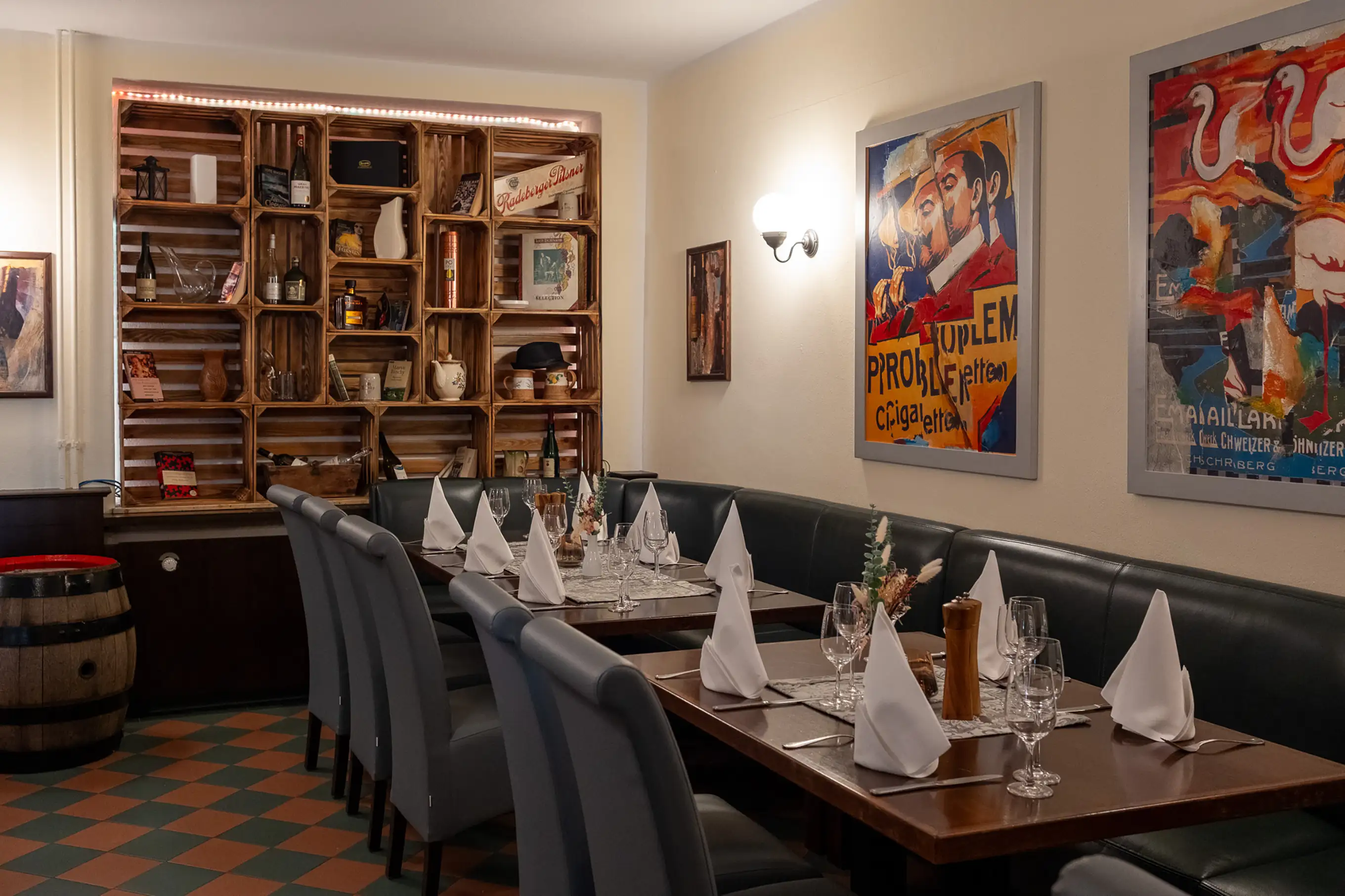 Gastraum des Restaurants Tilia mit Holztischen