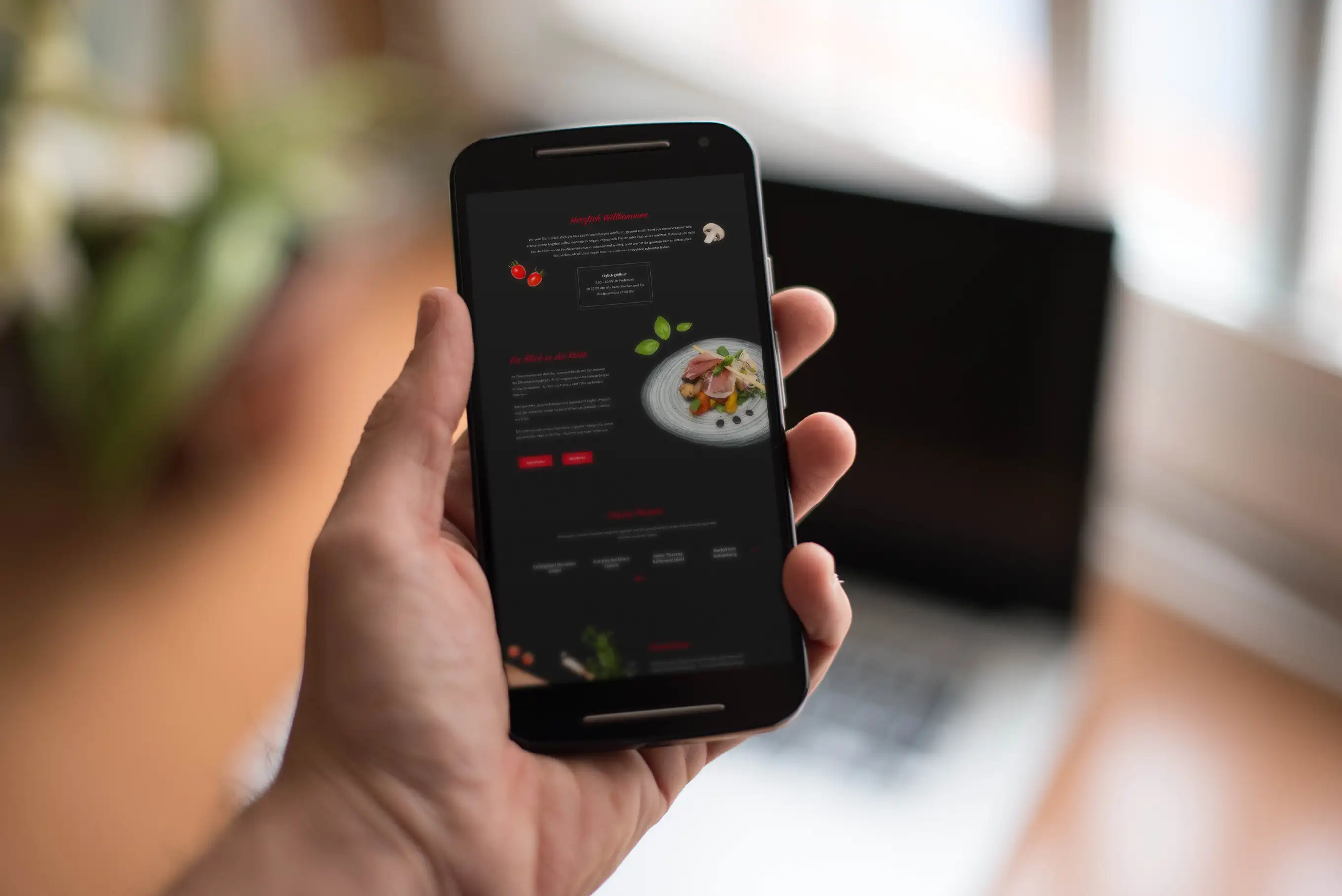 Mobile Website des Restaurants Tilia auf einem Smartphone