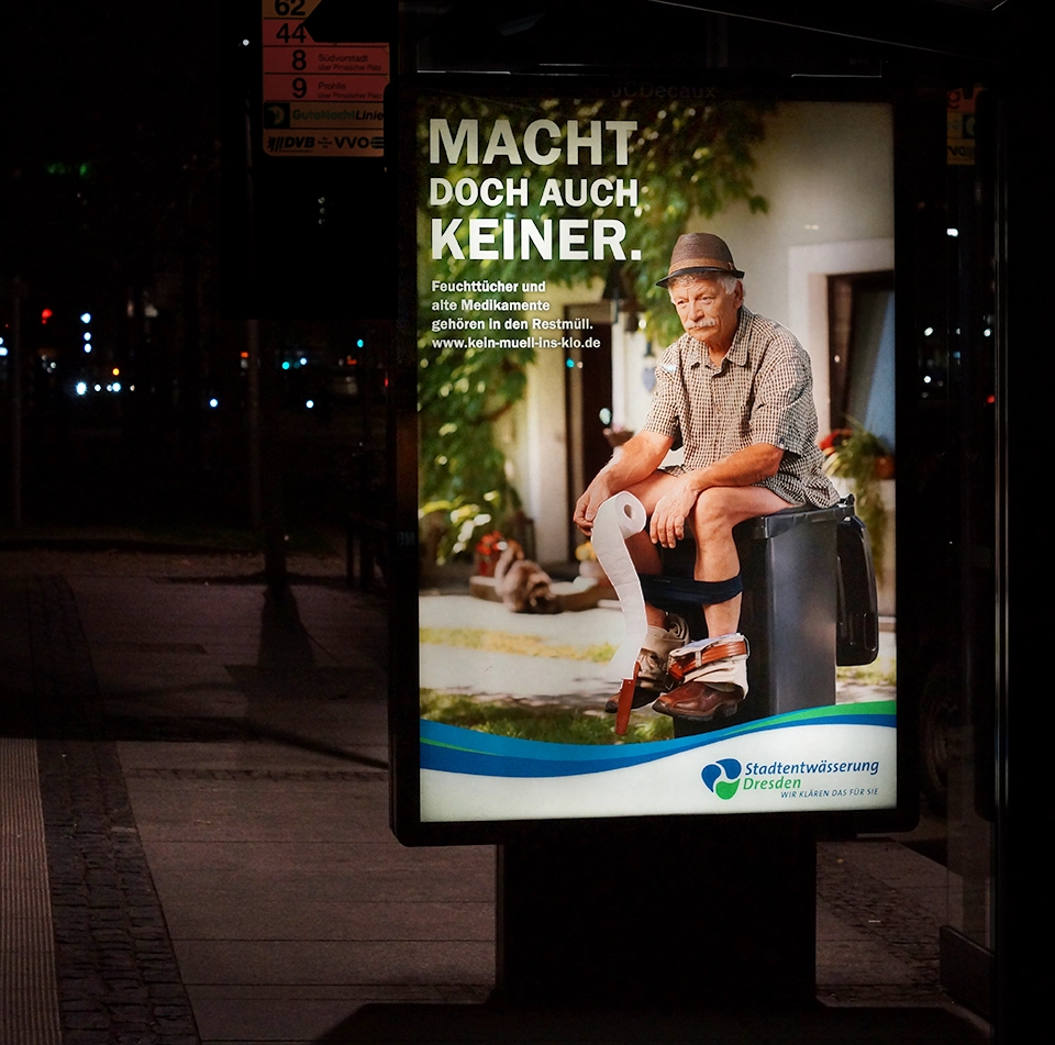 Citylight Plakat mit der Aktion Kein Müll ins Klo