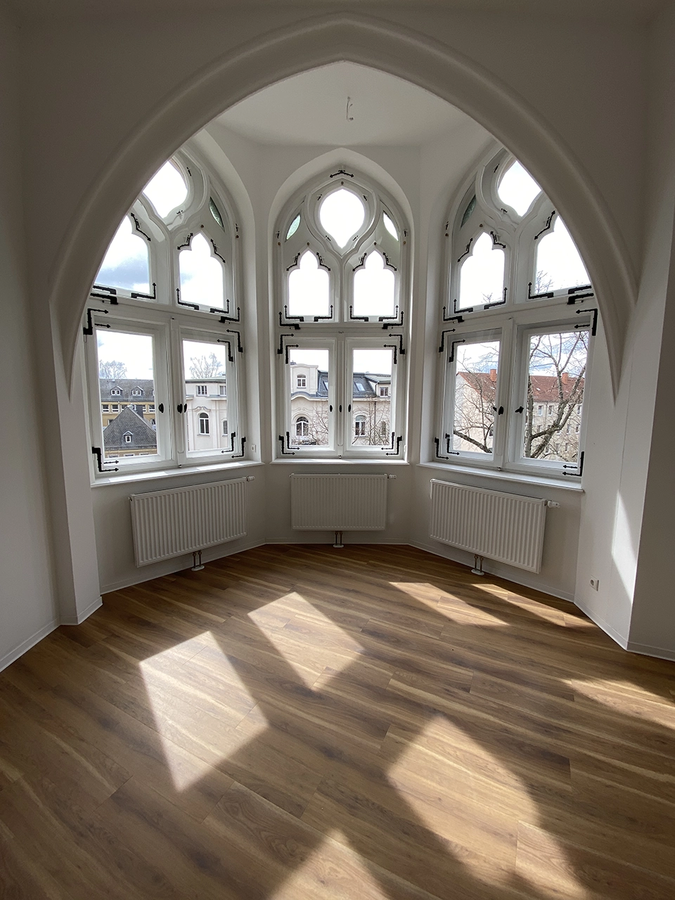 Architektonische Detailarbeit bei Fensterfront von Wu8