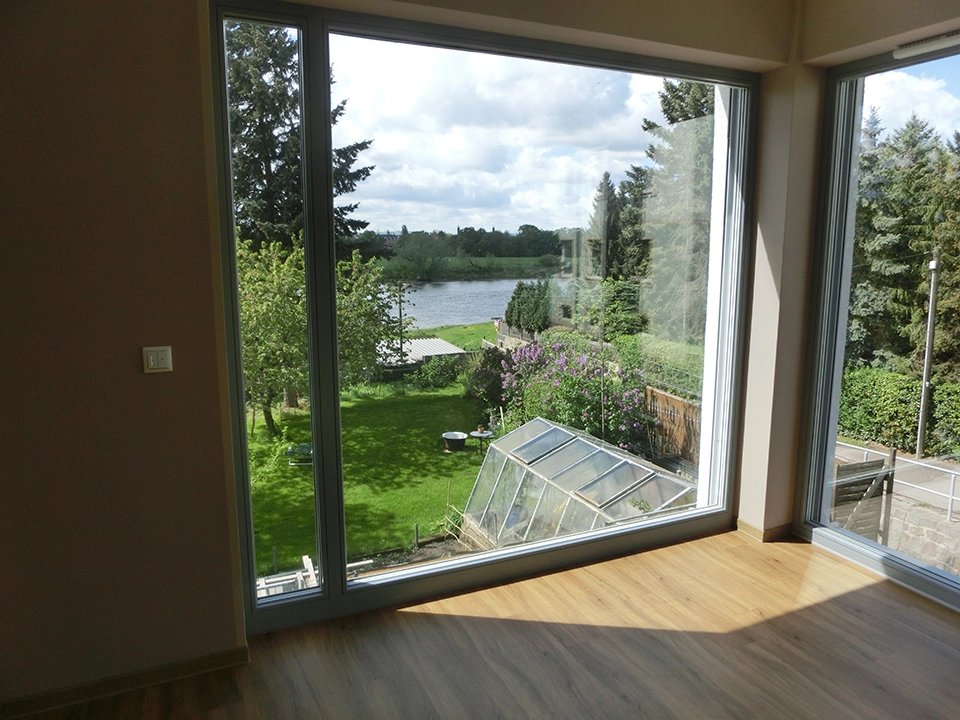 Blick durch ein Fenster auf die Elbe